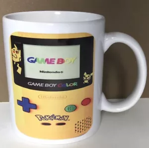 RARA tazza caffè Gameboy Color ceramica 10 oz Nintendo Pikachu Pokemon - Foto 1 di 8