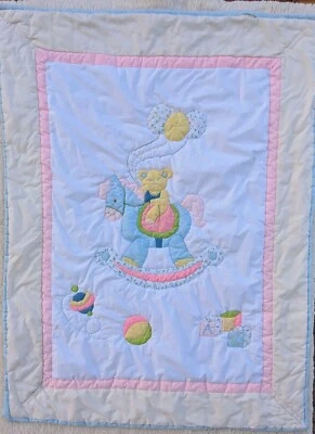 Edredón de Colección Baby Togs Años 80 Caballo Mecedor Manta Bloques Oso Pastel Niño Niña Defecto Foto 1 de 4