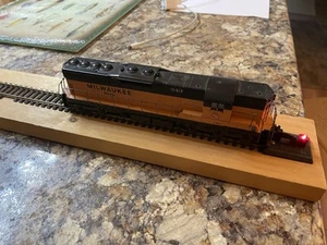 HO Milwaukee Road Diesel Locomotive - Picture 1 of 14