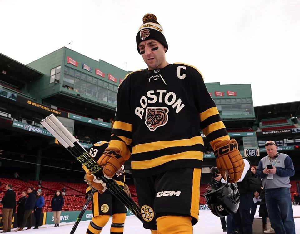 Foto clásica de invierno de Patrice Bergeron 2023 Boston Bruins 8x10 NHL Foto 1 de 1