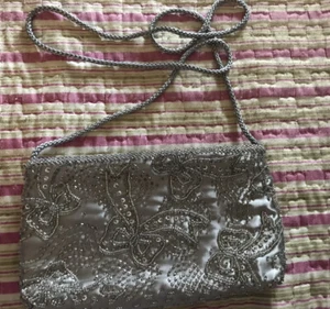 Borsa da sera in argento con perline - Foto 1 di 6