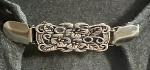 Pulloverclip silberfarben Blumenmuster geprägt sehr hübsch siehe Fotos - Bild 1 von 6