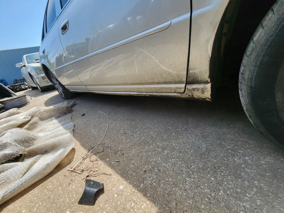 1999 2000 2001 2002 2003 2004 CADILLAC SEVILLE RIGHT PASSENGER SIDE SKIRT WHITE - Image 1 of 1