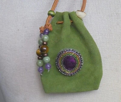 Bolso Bolso con cordón de cuero gamuza con cuentas verde peridoto con caparazón de abulón púrpura Foto 1 de 4