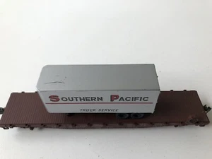Athearn 1401 HO Milwaukee 50' Flat Car #65640 w/ Southern Pacific Semi - Picture 1 of 10