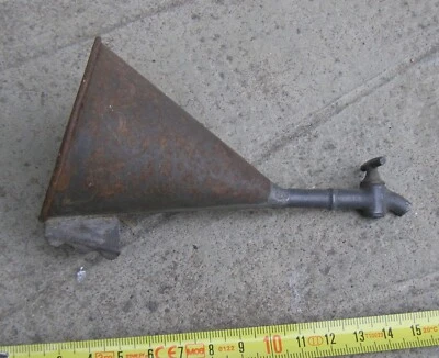 C1T3 Ancien entonnoir en tôle avec son robinet étain pour baratte à mayonnaise - Photo 1/3