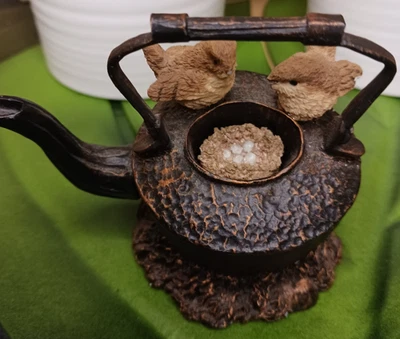 Pájaros con nido en tetera ~ Decoración de cuidador de estante de resina ~ Padres adorables Foto 1 de 4