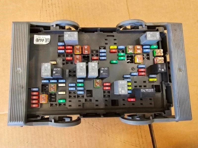 2010-2014 GMC Sierra 2500 Pickup Duramax Diesel 6.6L  Fuse Box Relay Engine OEM - Imagem 1 de 4