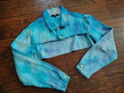 Chaqueta vaquera Dollskill Delias super crop street wear tie dye. talla M arco iris Foto 1 de 4