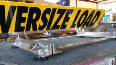 Configuración de letrero superior universal con marco y letrero de madera de doble cara Foto 1 de 4