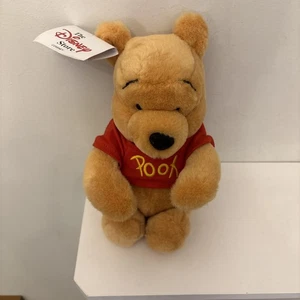 "Etiquetas de jersey rojo oso de 10"" de peluche Winnie the Pooh de colección de Walt The Disney Store" - Imagen 1 de 8
