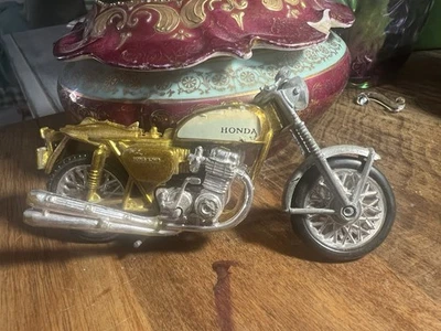 Игрушечный литой мотоцикл Honda золотистый без руля или сиденья. And Small Dirt Bike - Изображение 1 из 4