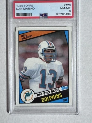 Tarjeta de fútbol americano de novato Dan Marino 1984 Topps NFL #123 PSA 8 Foto 1 de 2