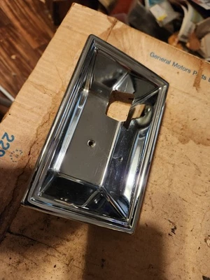 1977 1985 Oldsmobile Delta 88 maçaneta de porta guarnição lado do motorista 20007208 destro bom - Imagem 1 de 3