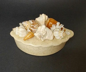 Caja de baratijas coral concha marina de cerámica de colección con tapa crema moteada océano hecha a mano - Imagen 1 de 9