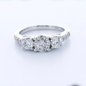 Anillo de compromiso vintage de 3 piedras de oro de 18 quilates de 2,74 quilates diamante redondo cultivado en laboratorio F VS1 - Imagen 1 de 5