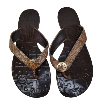 $198 TORY BURCH 6 Sandalia Thora Imitación Cuero Raya Tanga Chanclas Planas Foto 1 de 4