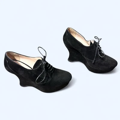 Botas mocasines negras Prada con tacón de cuña 37 1/2 cuero gamuza con cordones 7,5 tobillo Foto 1 de 4