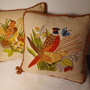 Two Hand-Embroidered Pillows Granny Core Ring-Necked Pheasants Vintage Zippered - Imagen 1 de 6