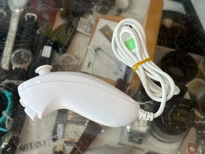 GENUINE NINTENDO WII NUNCHUCK NAVIGATIONAL CONTROLLER (RVL 004) WHITE ! - Image 1 of 4