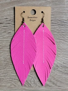 Orecchini fatti a mano in vera pelle con piume rosa fluo ciottoli 3" - Foto 1 di 1