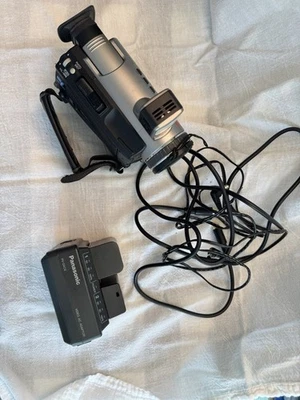 Panasonic Palmcorder PV-L759 VHS-C Digital Camcorder 300X HiDef Zoom - Image 1 of 4