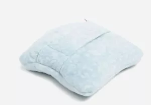 Neu mit Etikett Vera Bradley Vlies Reisedecke in ein Kissen gefaltet - 60""x 45"" unverbindliche Preisempfehlung des Herstellers 55 $ - Bild 1 von 19