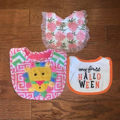 Lote Babero - Tarta de Barro León Rosas y Encaje Primero Halloween  Foto 1 de 4