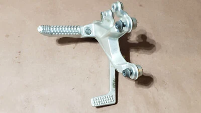 15-18 2017 BMW S1000RR K46 ESTRIBA DELANTERA DERECHA Y PEDAL DE FRENO CON SOPORTE Foto 1 de 4