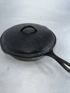 Vintage LODGE Cast Iron Skillet - D2 8SK - 3 Notch Heat Ring Made in USA W/Lid - Picture 1 of 11