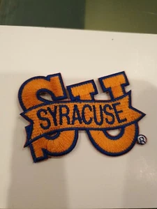 SU SYRACUSE UNIVERSITY Bordado Hierro Sobre Parche Lote 2.75 X 2.25” BONITO  - Imagen 1 de 1