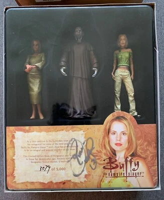 吸血鬼杀手巴菲复仇之书人偶套装签名艾玛·考菲尔德·安雅 — 第 1/4 张图片