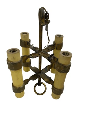 Accesorio francés vintage de hierro dorado de 4 luces con velas de cera grandes estilo gótico Me Foto 1 de 4