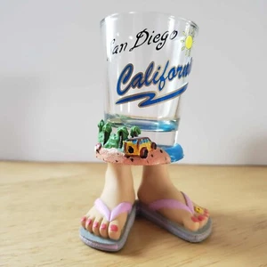 Vaso de chupito de recuerdo de San Diego California - Escena de playa 3D y patas chanclas, 4" - Imagen 1 de 6