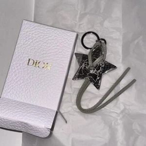 Christian Dior Novedad Dije Regalo de Bienvenida 2024 NUEVO Llavero Correa Estrella Llavero  - Imagen 1 de 4