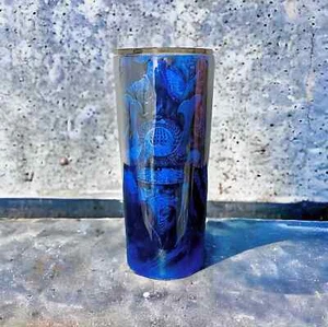 24 Unzen schmal blau holographischer Glitzer Soldat Veteran Becher Tattoo Kunst Rosenkreuz - Bild 1 von 1