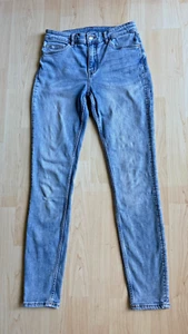 H&M Jeans hellblau mit zerfetztem Knie, ansonsten top, Gr 36 - Bild 1 von 7