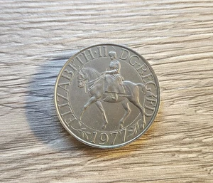 Vtg. 1977 Queen Elizabeth II Silver Jubilee Commemorative Coin - Picture 1 of 4