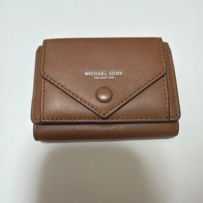 Billetera Michael Kors marrón imitación cuero triple bolsillos para tarjetas y monedas Foto 1 de 4