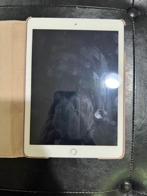 Apple iPad (5th Generation) A1823 32 GB, Wi-Fi + 4G, 9.7 in - Gold - Image 1 of 2