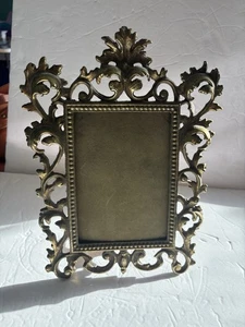 Cornice portafoto decorata vintage in metallo fuso stile rococò cavalletto posteriore 7342 5 x 7 foto - Foto 1 di 9