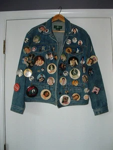 Vintage Elvis Presley Denim Trucker Jacket with 50 Button Pins Collection - Bild 1 von 24