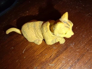 Figura de cerámica de gato amarillo cabeza bobble acento de arco 4,5" pintada a mano - Imagen 1 de 6