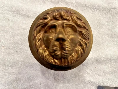 Una antigua perilla de puerta de latón macizo con cabeza de león de 3" Foto 1 de 2