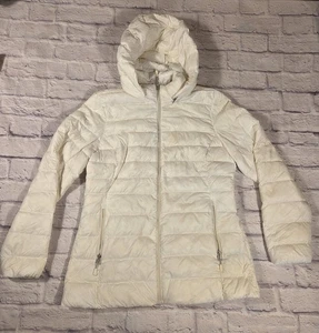 Chaqueta acolchada ligera blanca con capucha para mujer de nailon talla pequeña-mediana - Imagen 1 de 14