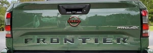 NUEVO OEM NISSAN FRONTIER 2022-2025 PORTÓN TRASERO EMBLEMA INCRUSTACIÓN - COLOR NEGRO - Imagen 1 de 3