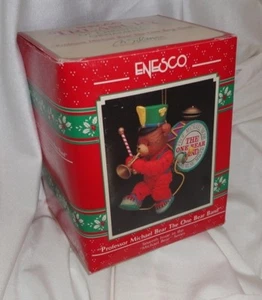 ORNAMENTO DEL TESORO ENESCO ~ PROFESSOR MICHAEL BEAR THE ONE BEAR BAND ~ 1990 *NRFB - Foto 1 di 1