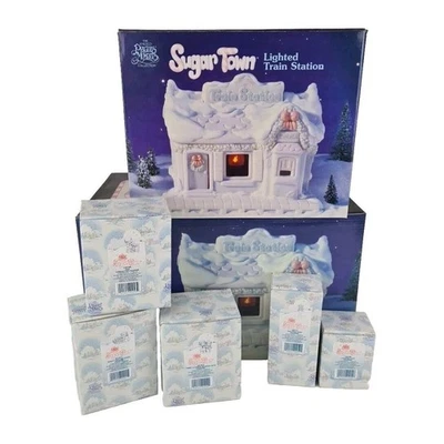 🚨 Precious Moments 150193 Sugar Town Lighted Train Station 6 Pc Complete Set - Image 1 of 4