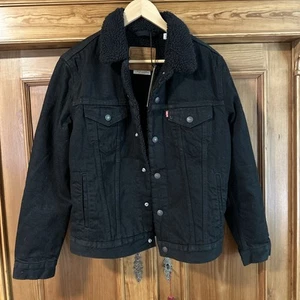 Levi’s Strauss Premium Relaxed Fit Sherpa Trucker Jacke Schwarz Denim Neu mit Etikett Gr. SM - Bild 1 von 17