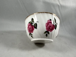 ELIZABETHAN FINE BONE CHINA SMALL SUGAR BOWL, ROSES W/GOLD TRIM - Picture 1 of 4